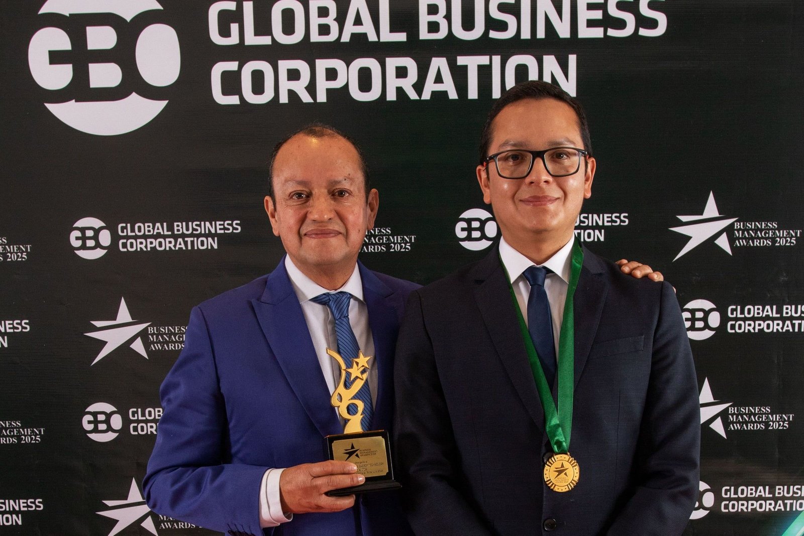 Galardonados con trofeo y medalla ante el photocall de Global Business Corporation