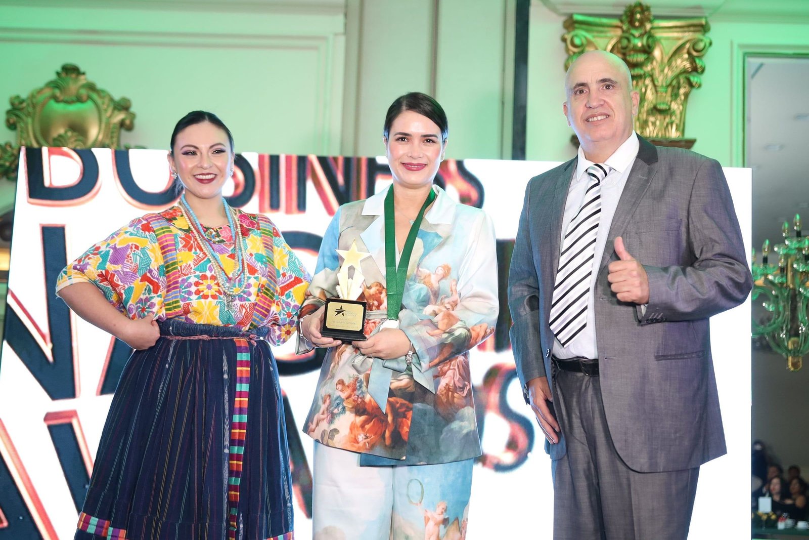 Galardonada con trofeo y Medalla de Honor en el escenario