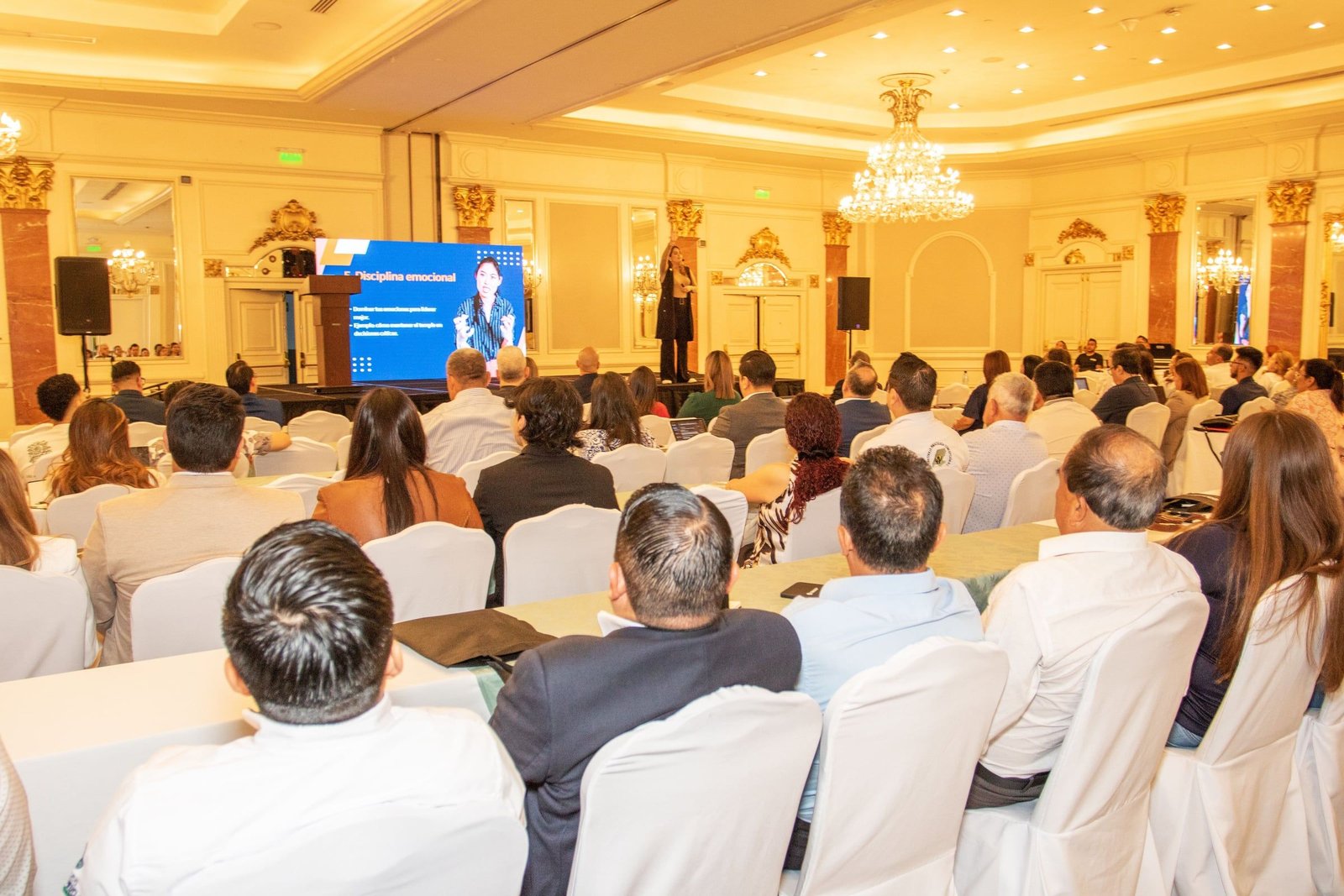 Sala llena durante un seminario de la Cumbre de Ciudad de Guatemala, 2025